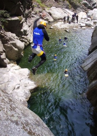  Doing canyoneering